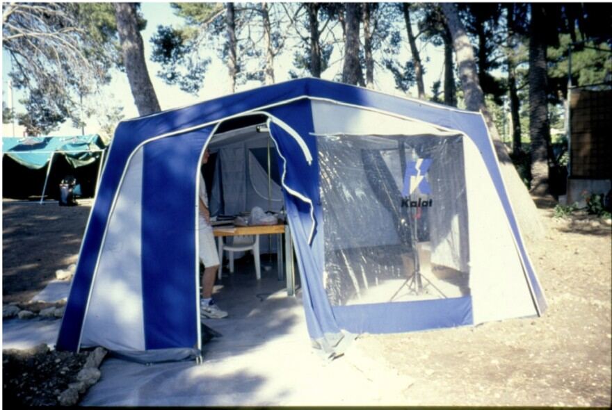 Tenda con logo Kalat nel campeggio archeologico di Paceco