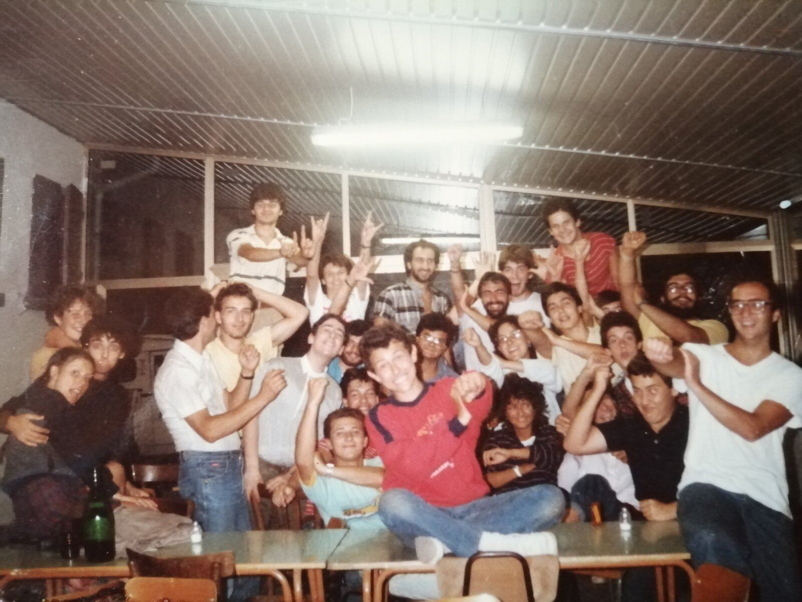Foto di gruppo dei partecipanti ai campi scuola archeologici di Pontito, anni '80