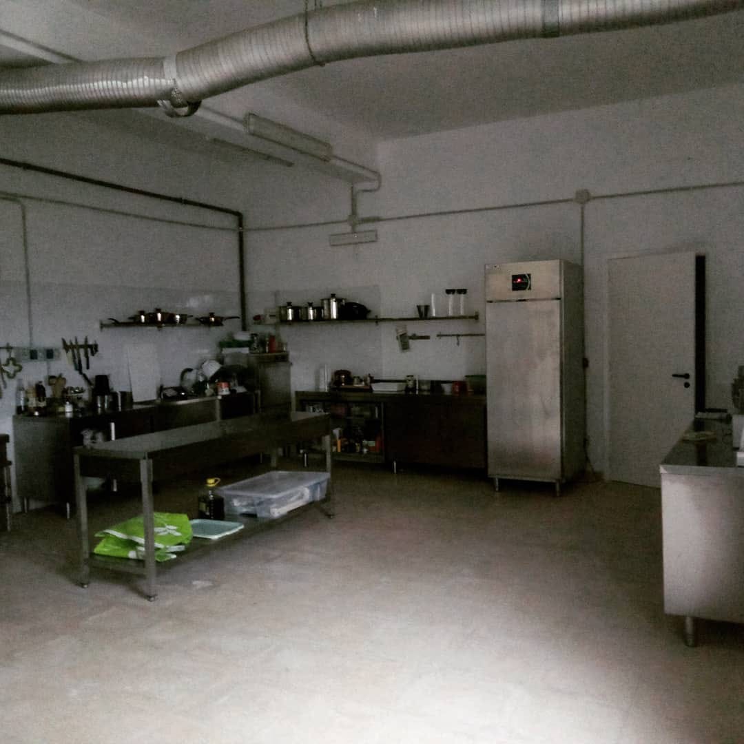 Cucina del KISS con attrezzature in acciaio inox