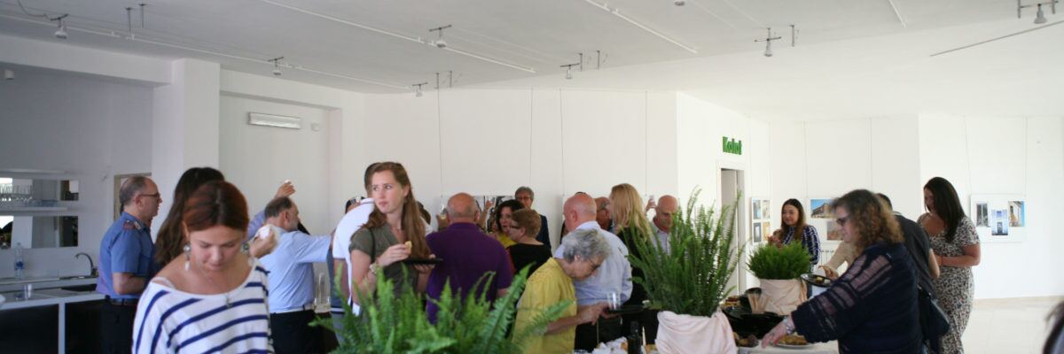 Momento conviviale durante un evento al KISS, con ospiti e buffet