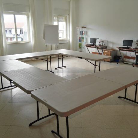Sala didattica del KISS con tavoli disposti a ferro di cavallo