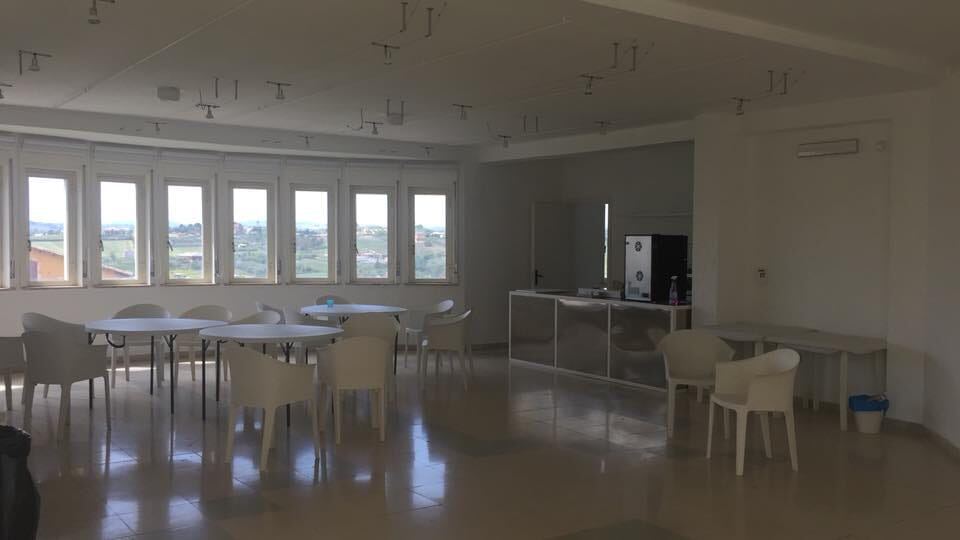 Sala espositiva del KISS con tavoli e vista sul territorio circostante