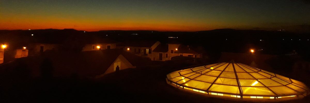 Il KISS al tramonto, con la cupola vetrata illuminata