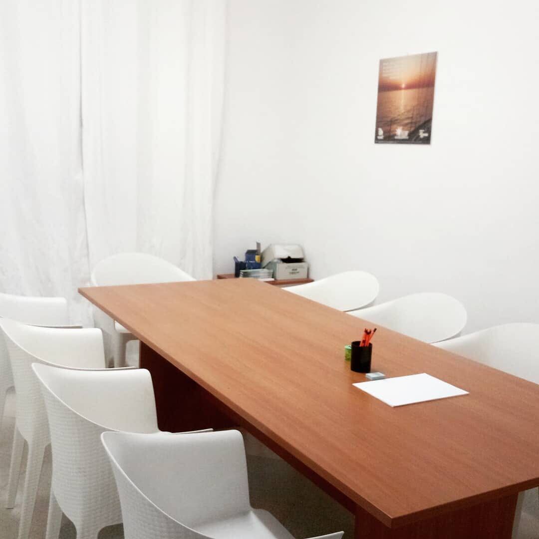 Sala riunioni degli uffici del KISS con tavolo e sedie