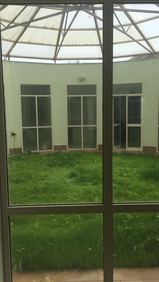 Vista sul patio interno del KISS dalla foresteria, con la cupola vetrata