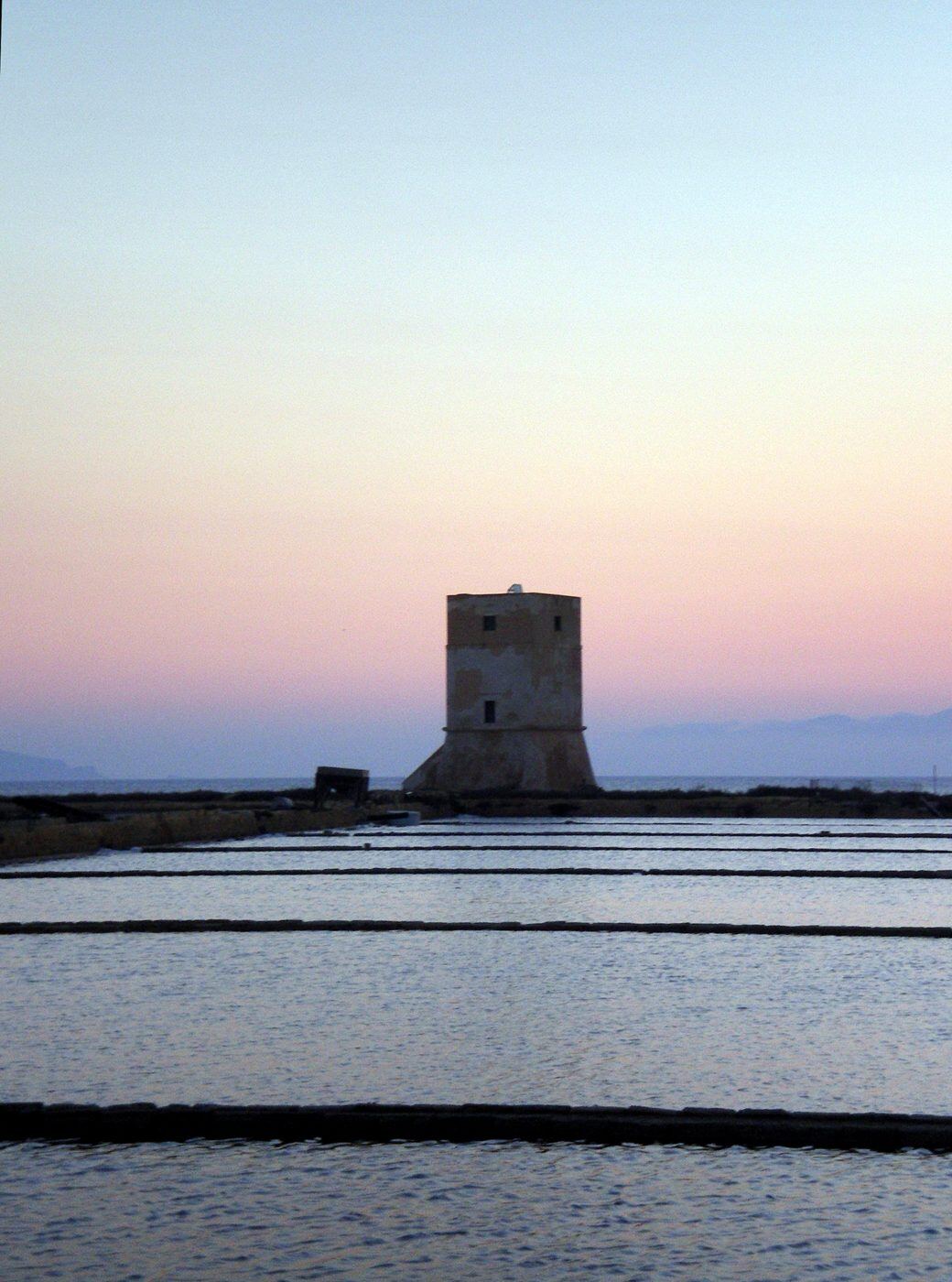 Torre di Guardia tra le saline di Paceco al tramonto