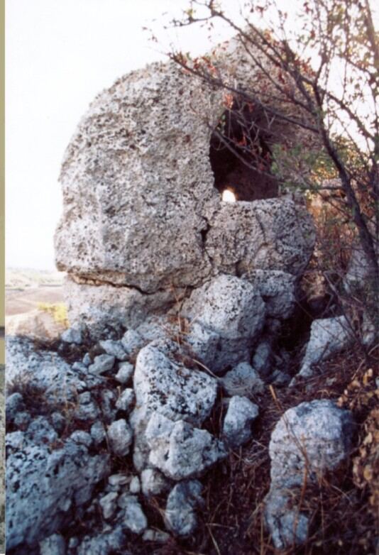 Tomba a grotticella nel Parco antico di Iachinu Filì