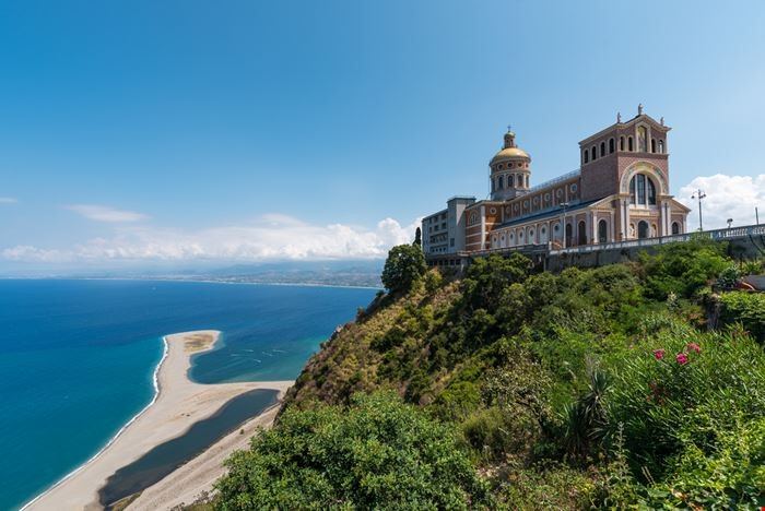 Santuario di Tindari sul promontorio, con vista sulla laguna