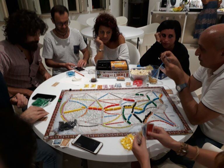 Giovani impegnati in un gioco da tavolo nella ludoteca giOKo