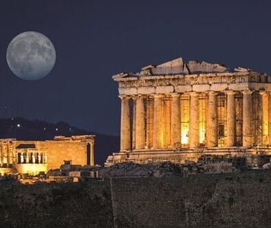Il Partenone di notte con luna piena