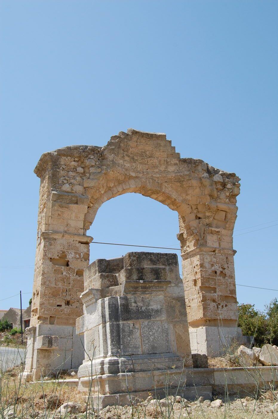 Arco in pietra di una struttura antica nel territorio di Valderice