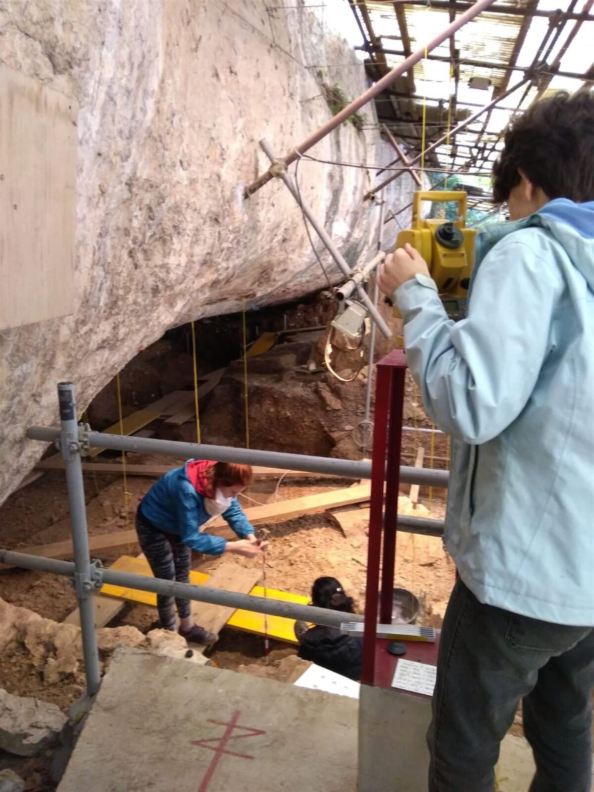 Scavo con stazione totale al Riparo Tagliente, Stallavena di Grezzana