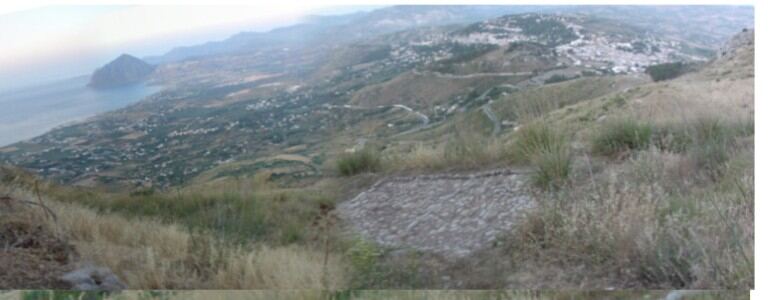 Escursionisti lungo il Sentierice sul Monte Erice