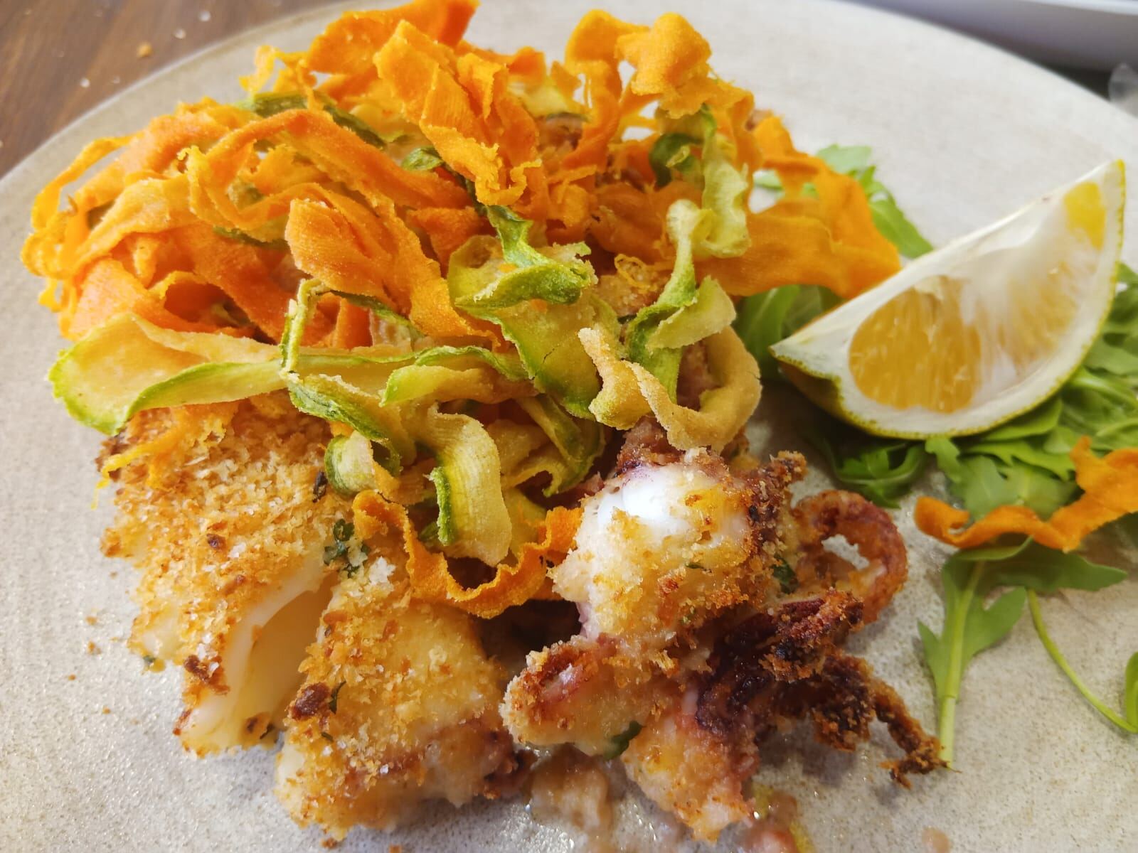 Calamari fritti con chips di verdure