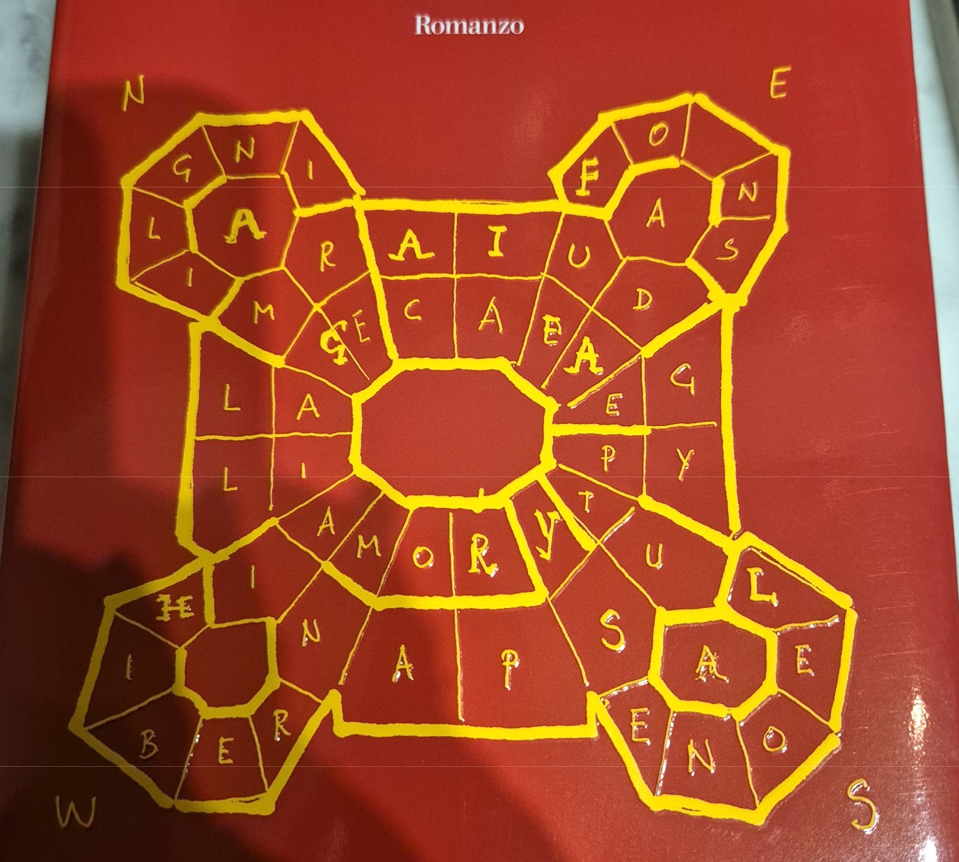 Copertina del romanzo con un labirinto disegnato a mano in giallo su sfondo rosso