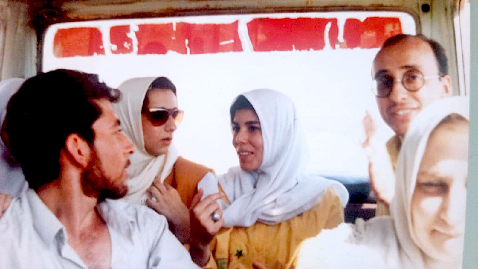 Gruppo di viaggiatori nel retro di un furgone durante un viaggio in Siria