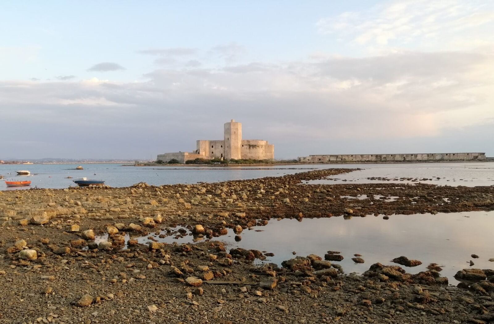 Il Castello della Colombaia visto dalla costa, area del probabile porto punico di Trapani
