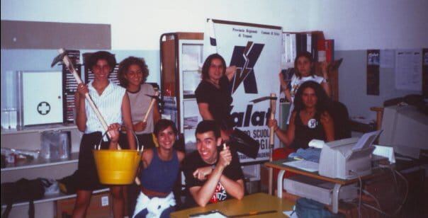 Gruppo di giovani volontari del Progetto Kalat con attrezzi da campo scuola